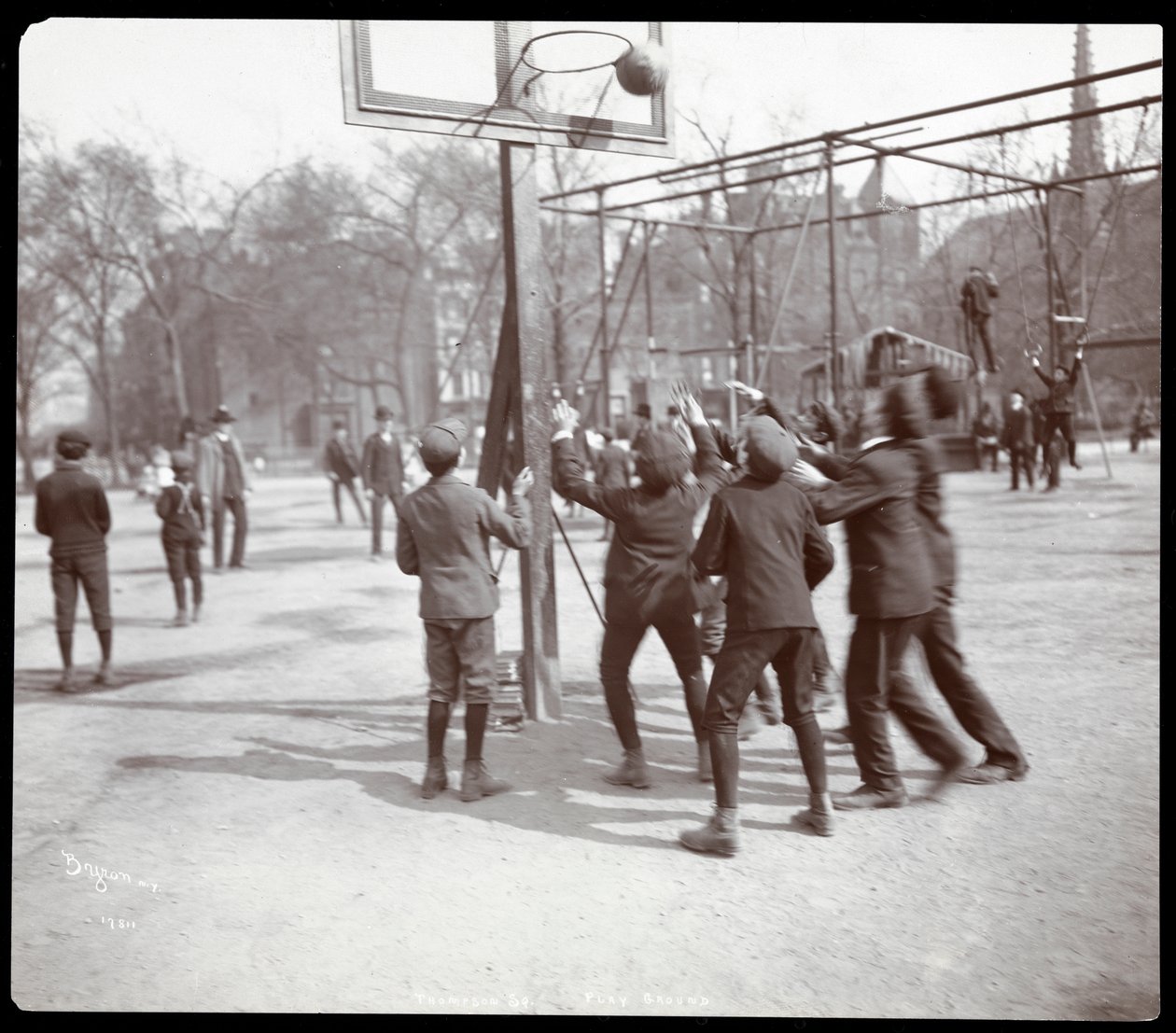 Vue de garçons jouant au basket-ball sur un terrain à Tompkins Square Park le jour de l