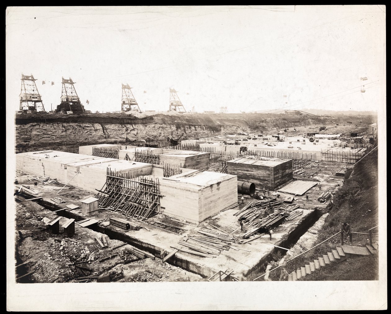 Vue de la construction du canal de Panama avec des formes en béton et des excavations visibles, 1912 ou 1913 - Byron Company