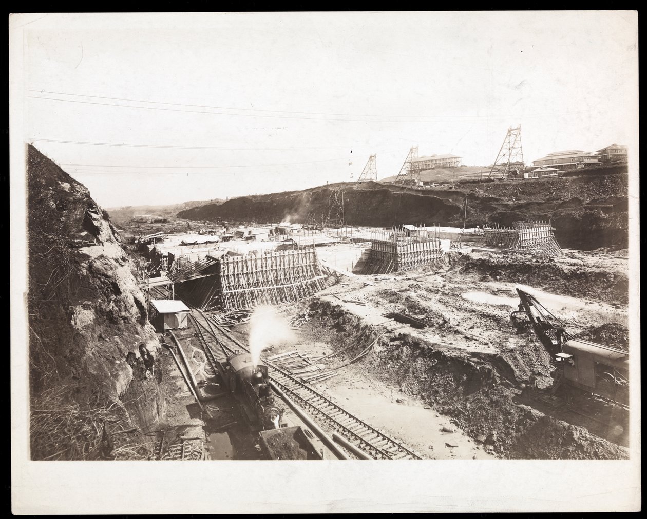 Vue de la construction du Canal de Panama avec des formes en béton, des trains, des machines de creusement et des excavations visibles, 1912 ou 1913 - Byron Company