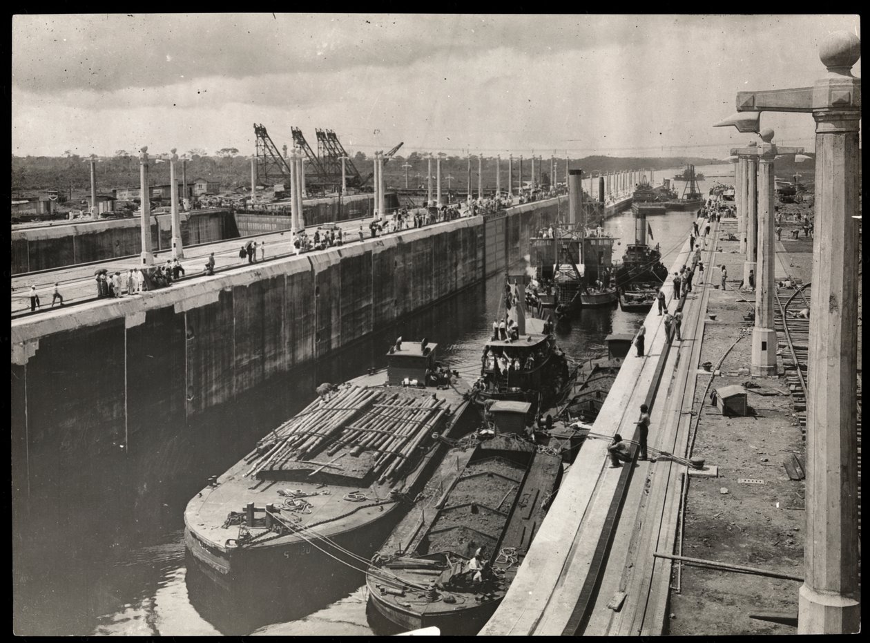 Vue des dragues et des bateaux à une écluse du canal de Panama pendant la construction, 1912 ou 1913 - Byron Company
