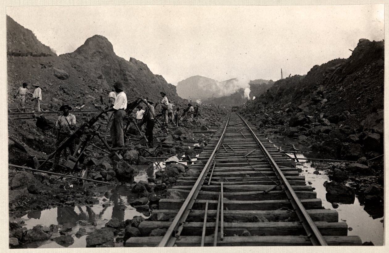 Vue des ouvriers creusant le Canal de Panama avec des voies ferrées à travers la tranchée, 1912 ou 1913 - Byron Company