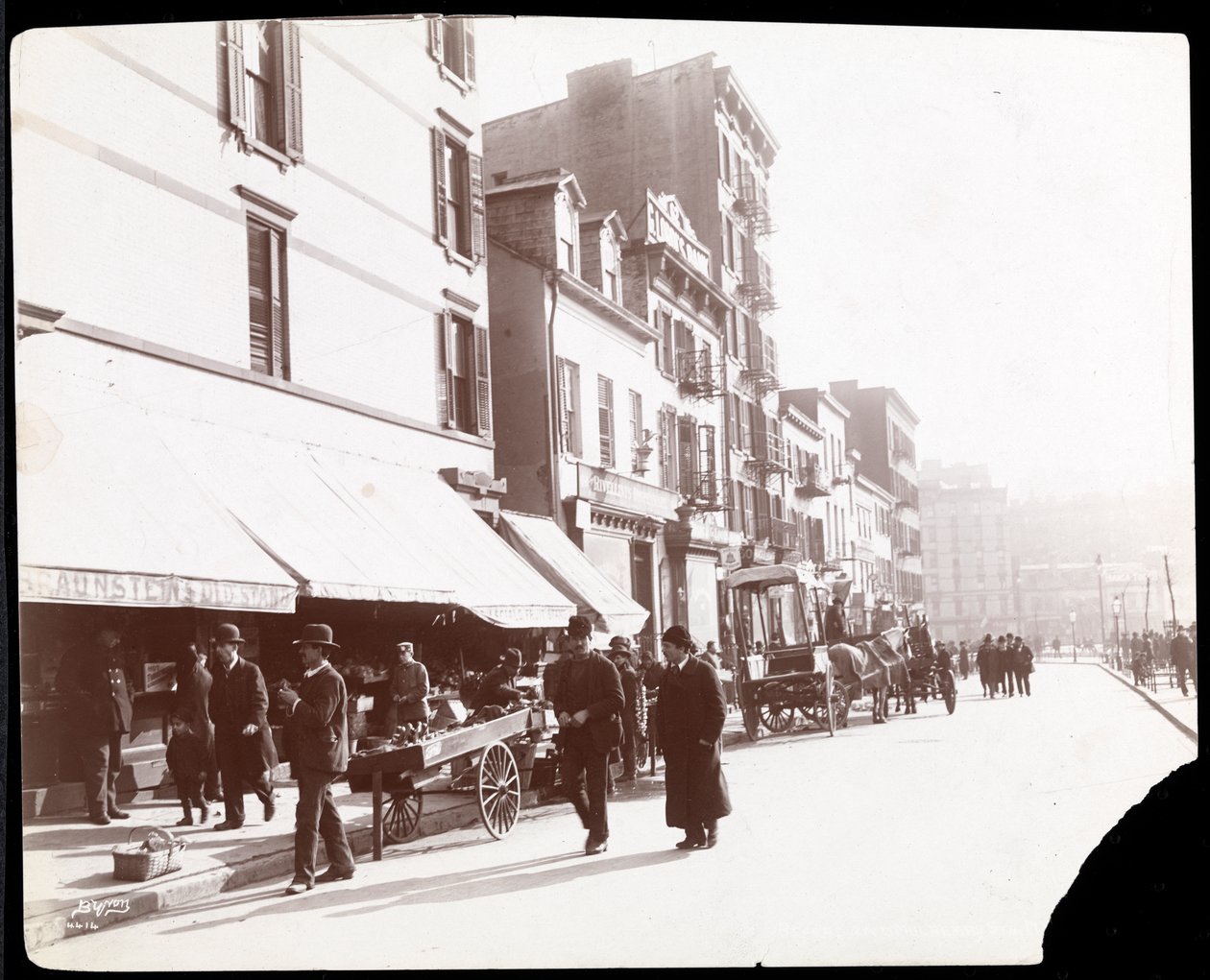 Vue des vendeurs de rue vendant des fruits, New York, 1898 (tirage à la gélatine argentique) - Byron Company