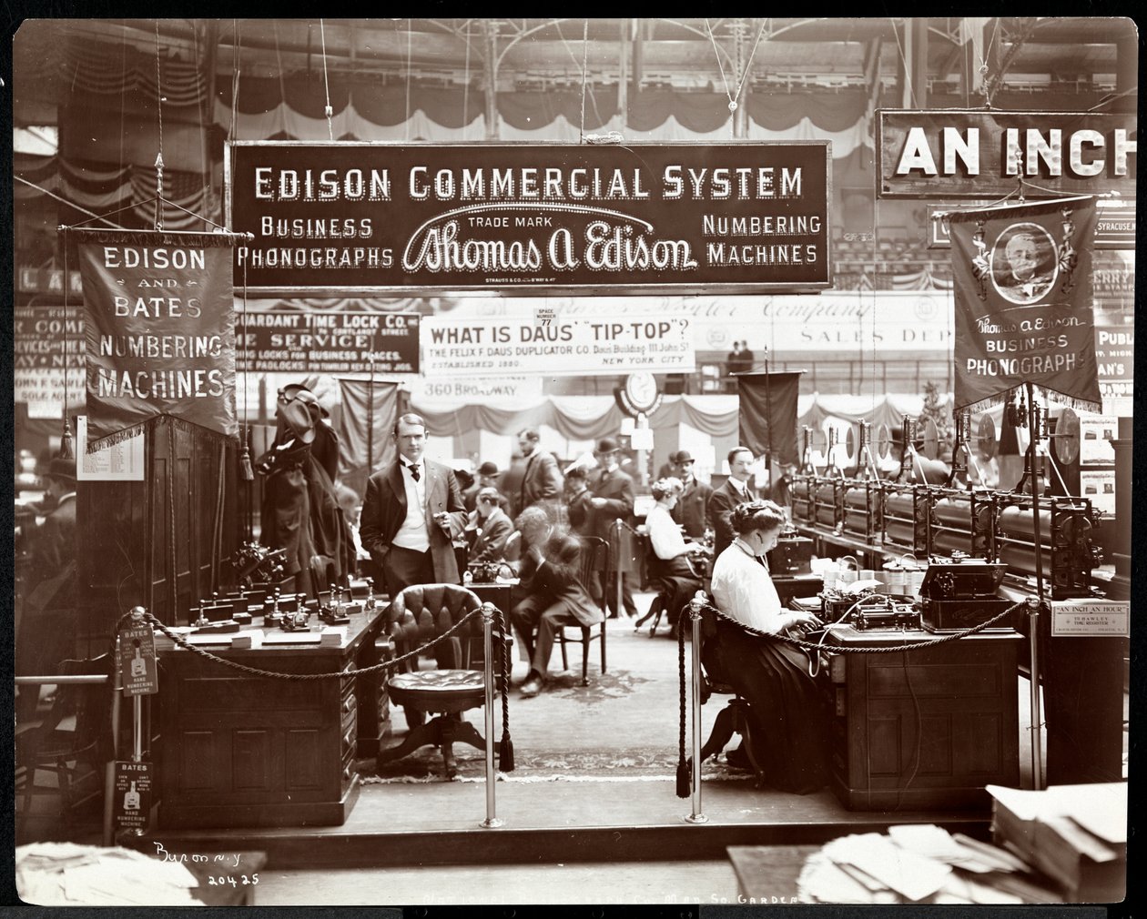 Vue du stand de la société Edison Co. lors d