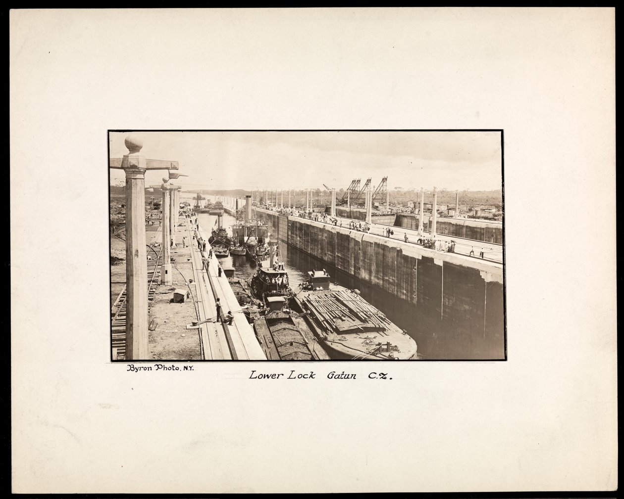Vue des écluses de Gatun sur le canal de Panama, pendant la construction, 1912 ou 1913 - Byron Company