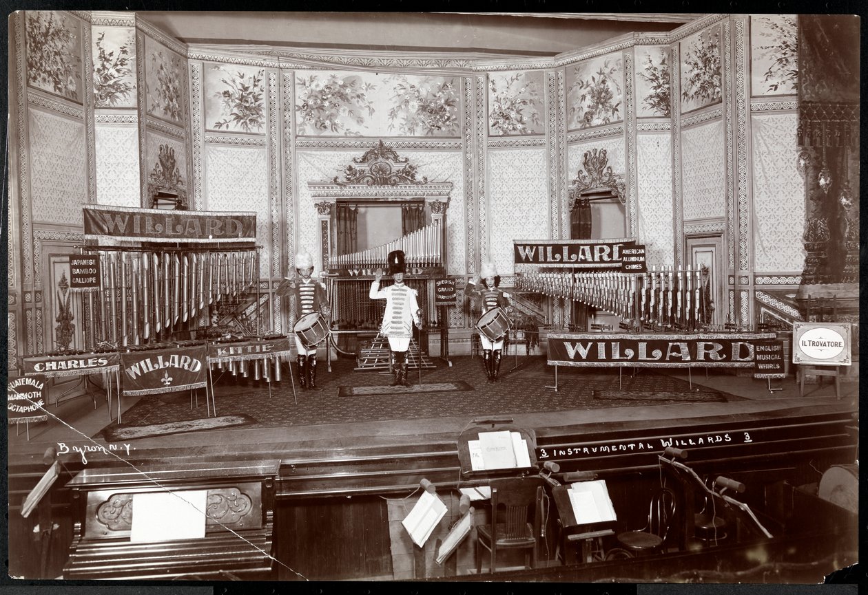 Vue des Willards instrumentaux, en costume sur une scène élaborée remplie d
