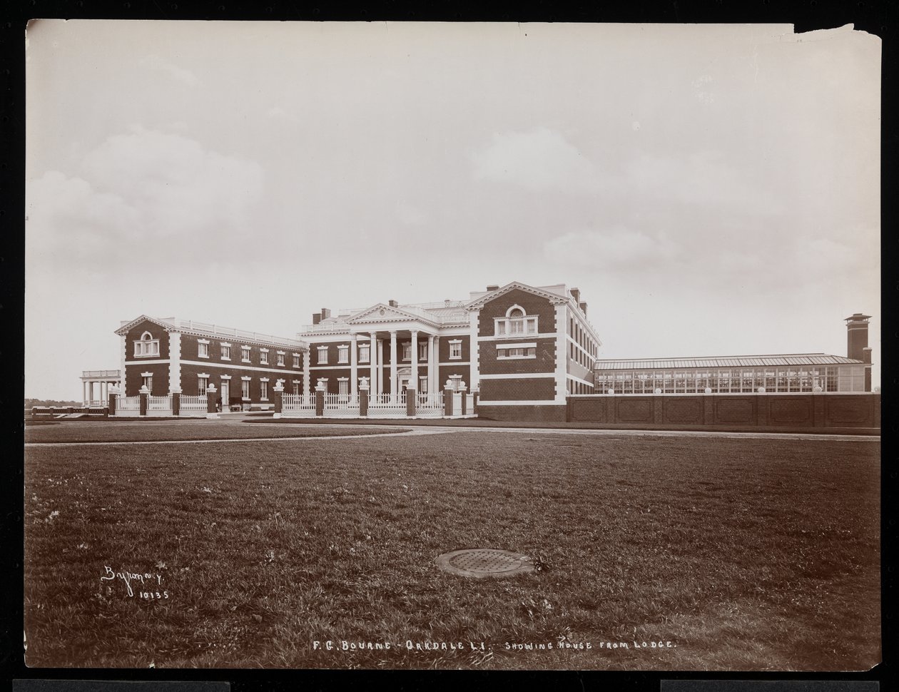 Vue de la maison principale depuis le pavillon, sur le domaine de F.G. Bourne à Oakdale, Long Island, New York - Byron Company