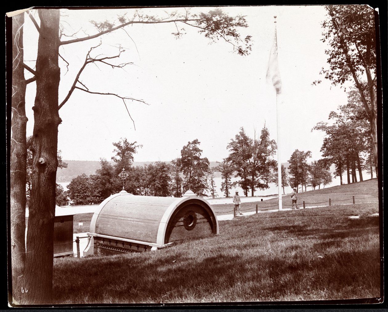Vue de la tombe originale de Grant dans Riverside Park, en direction de la rivière Hudson, New York, c.1893 - Byron Company