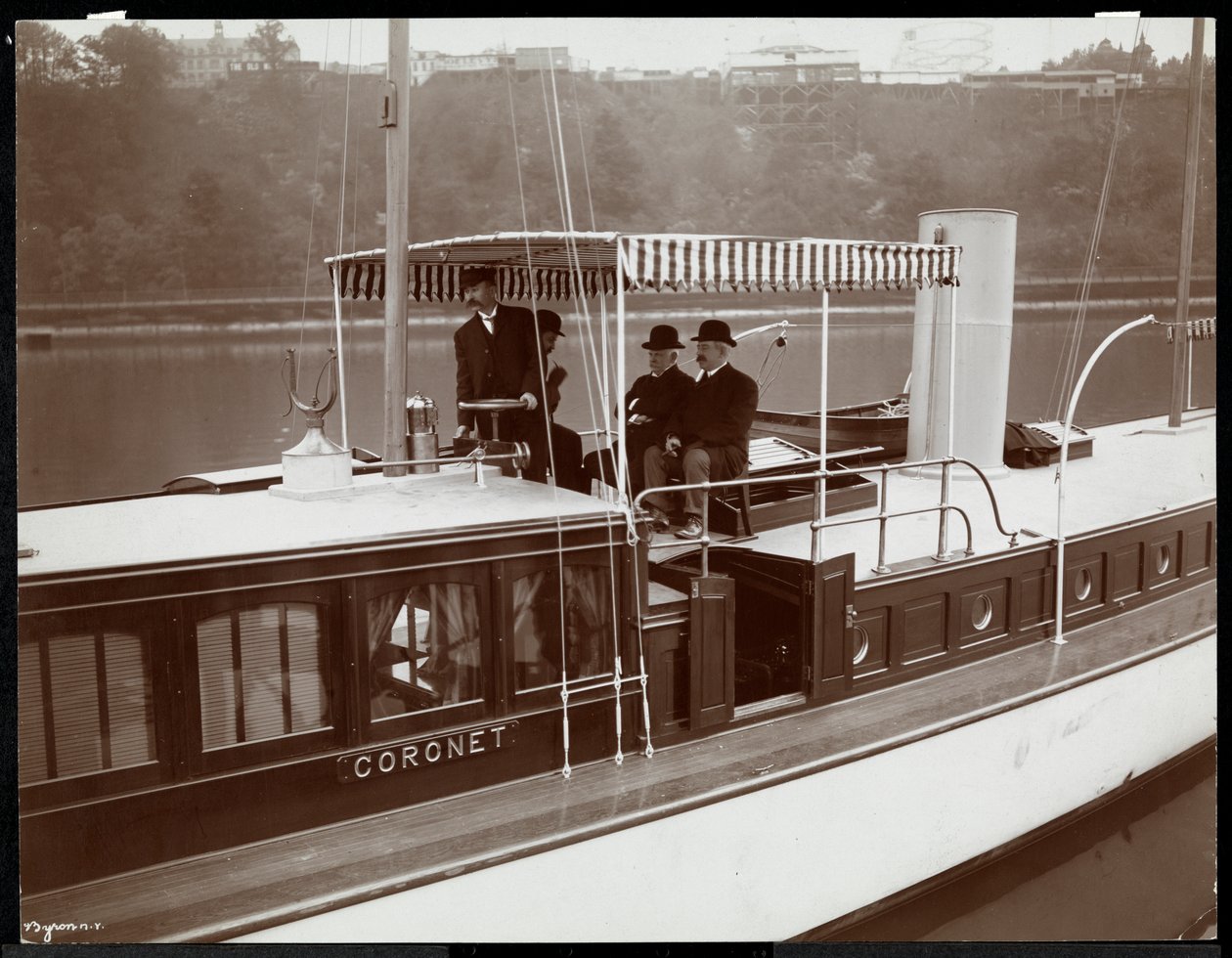 Vue du yacht Coronet du New York Yacht, Launch und Engine Co. sur la rivière Harlem, New York, 1905 - Byron Company