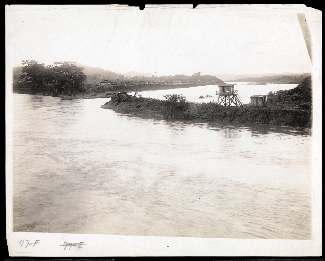 Vue du canal en construction du canal de Panama avec des logements préfabriqués pour les ouvriers au-delà, 1912 ou 1913 - Byron Company