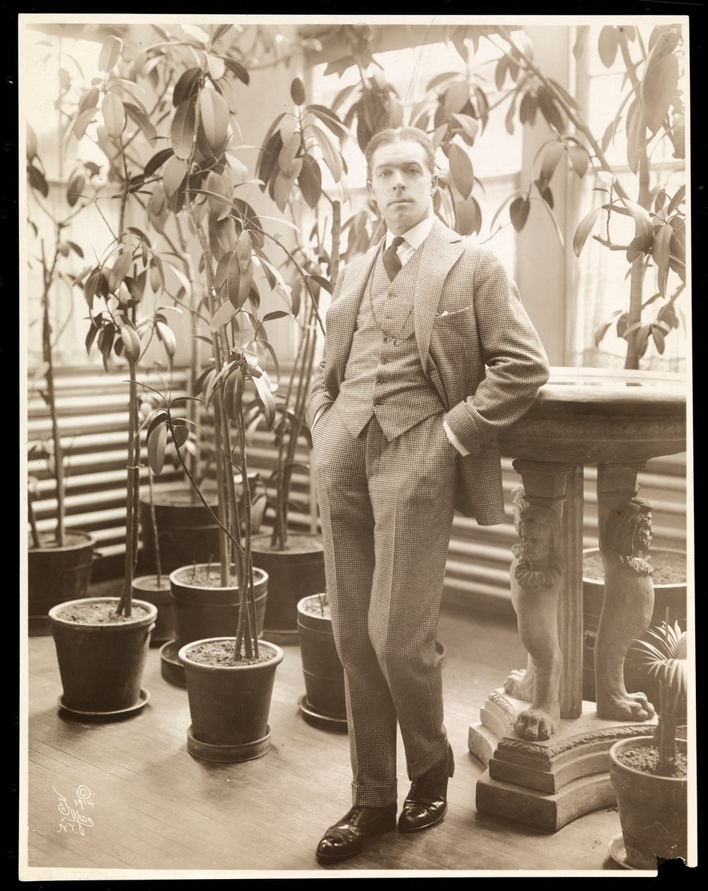 William Faversham dans sa serre, vers 1914 - Byron Company