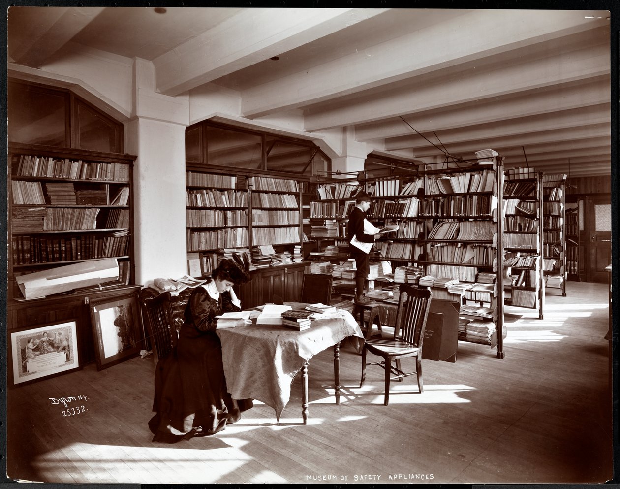 Femme et jeune homme dans une bibliothèque du Musée des appareils de sécurité de l