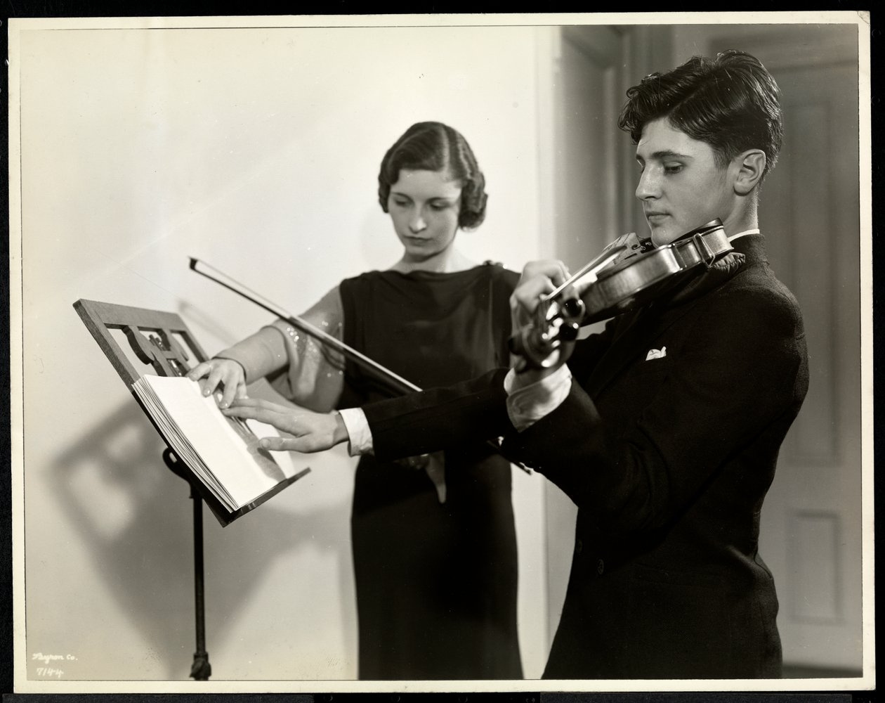 Femme enseignant à un jeune homme aveugle à jouer du violon à l