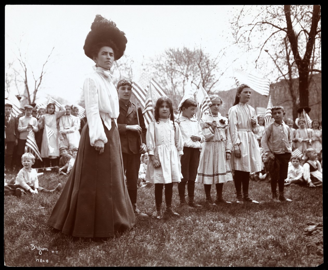 Femme avec des enfants tenant des drapeaux lors de la Journée de l