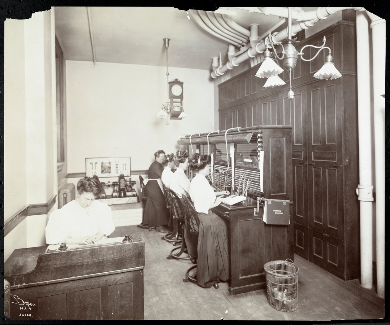 Femmes travaillant au standard de la Metropolitan Life Insurance Co. à la 23e rue et Madison Avenue, New York, 1907 - Byron Company