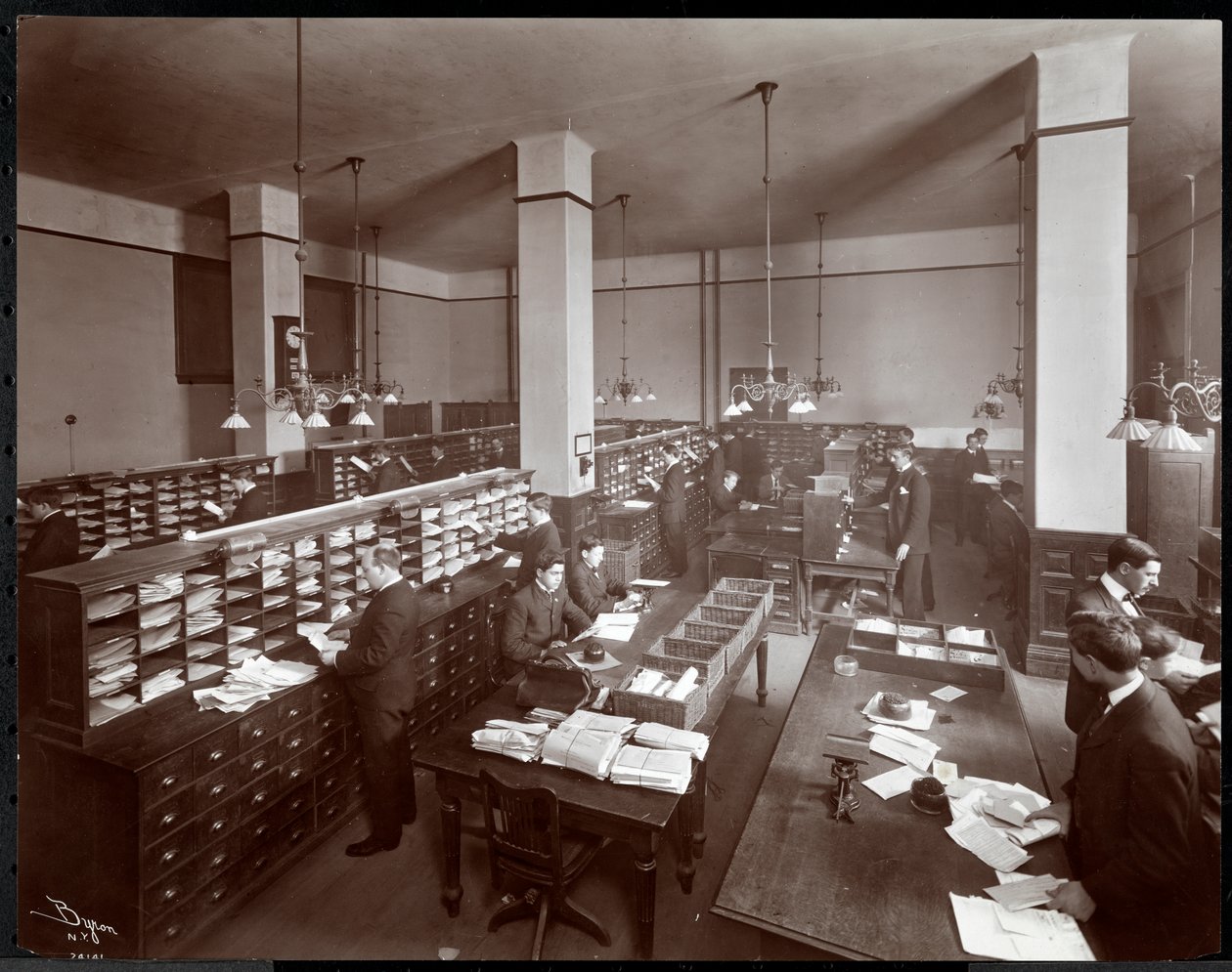 Jeunes hommes travaillant dans une salle de courrier à la Metropolitan Life Insurance Co. à la 23e rue et Madison Avenue, New York, 1907 - Byron Company