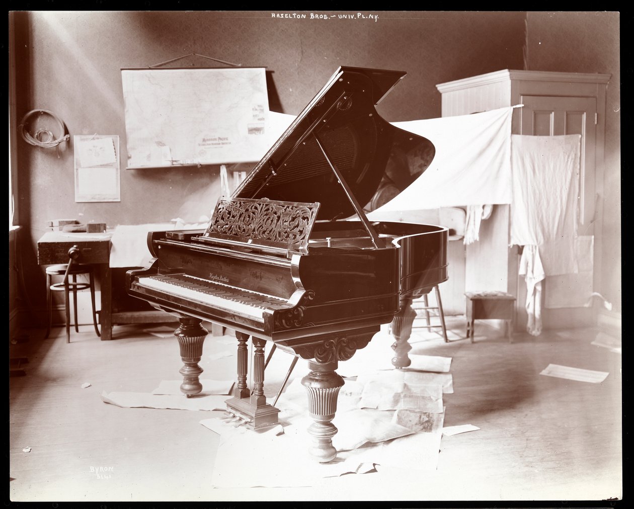 Un piano par Hazelton Brothers Piano Co. sur University Place, New York, 1898 - Byron Company