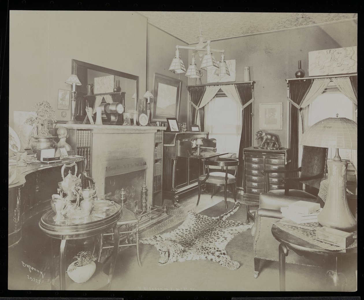 Un Salon dans la Maison du Dramaturge Henry Martyn Blossom, au 23 East 30th Street, New York, 1908 - Byron Company
