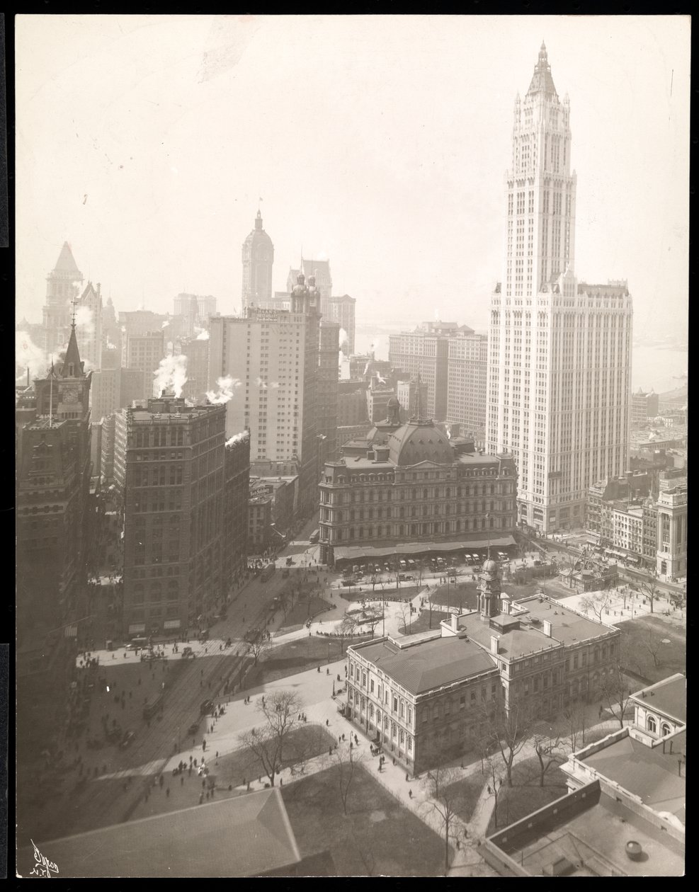 Vue aérienne de City Hall Park, City Hall et le bureau de poste - Byron Company