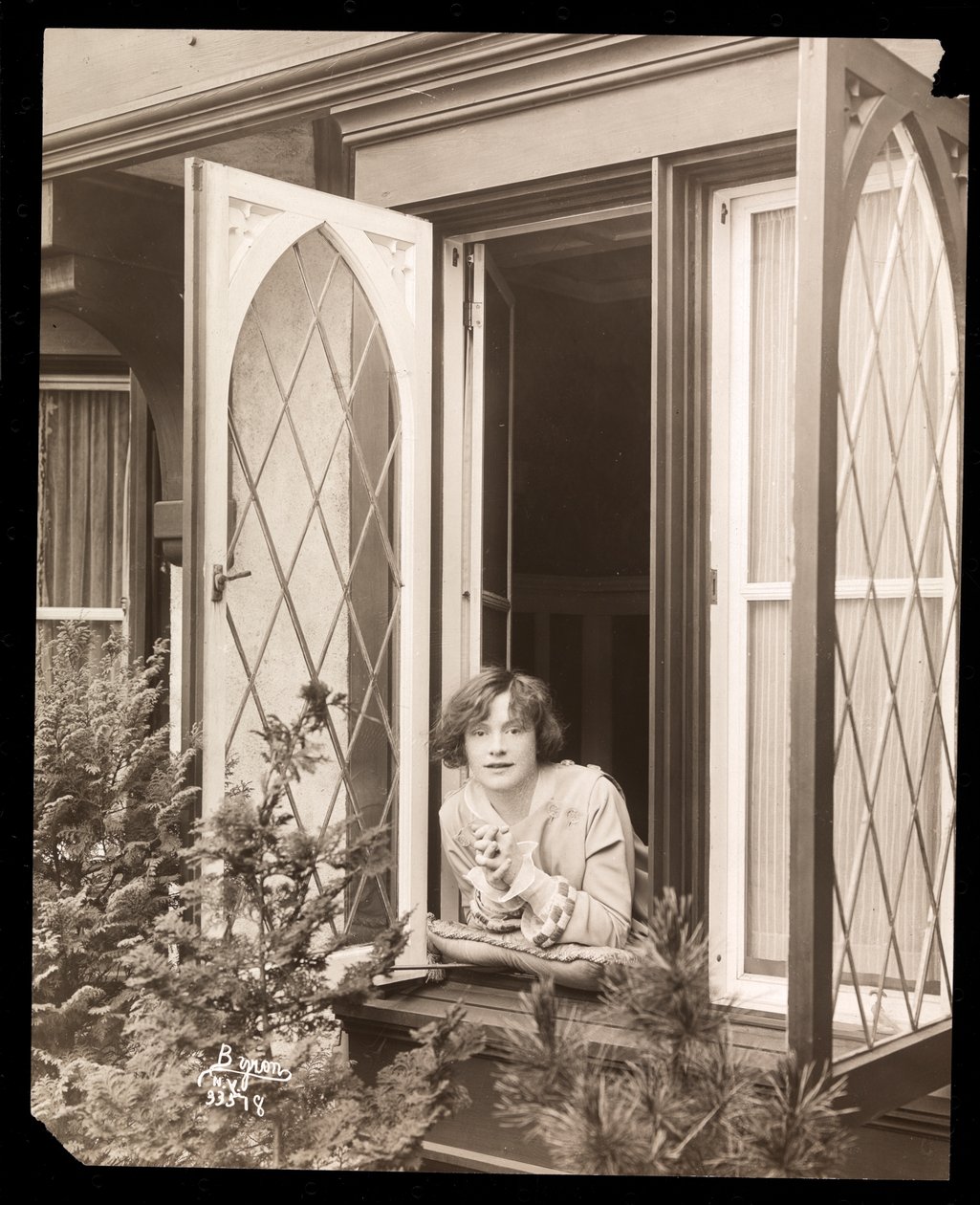 Anne Murdock chez elle, vers 1915 - Byron Company