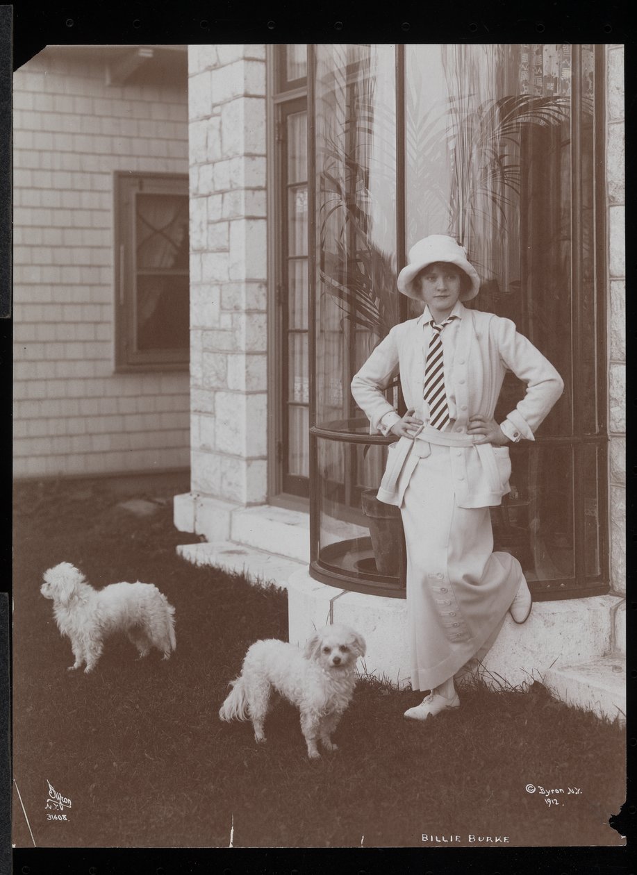 Billie Burke et deux Chiens à Burkeleigh Crest, sa Maison à Hastingson, New York, 1912 - Byron Company