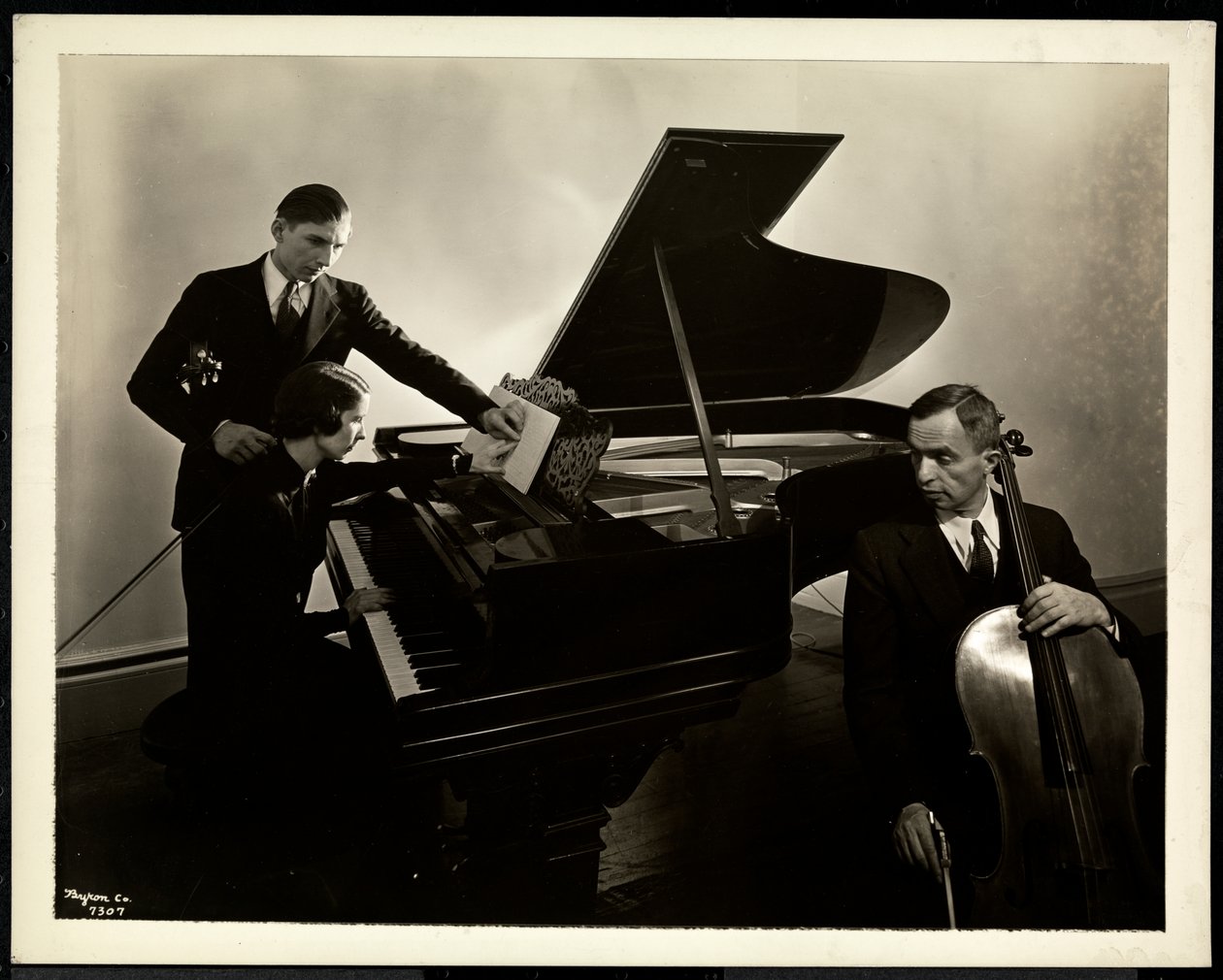 Femme aveugle, Miss Harding, au piano instruisant deux hommes aveugles au violon et au violoncelle, 1936 - Byron Company
