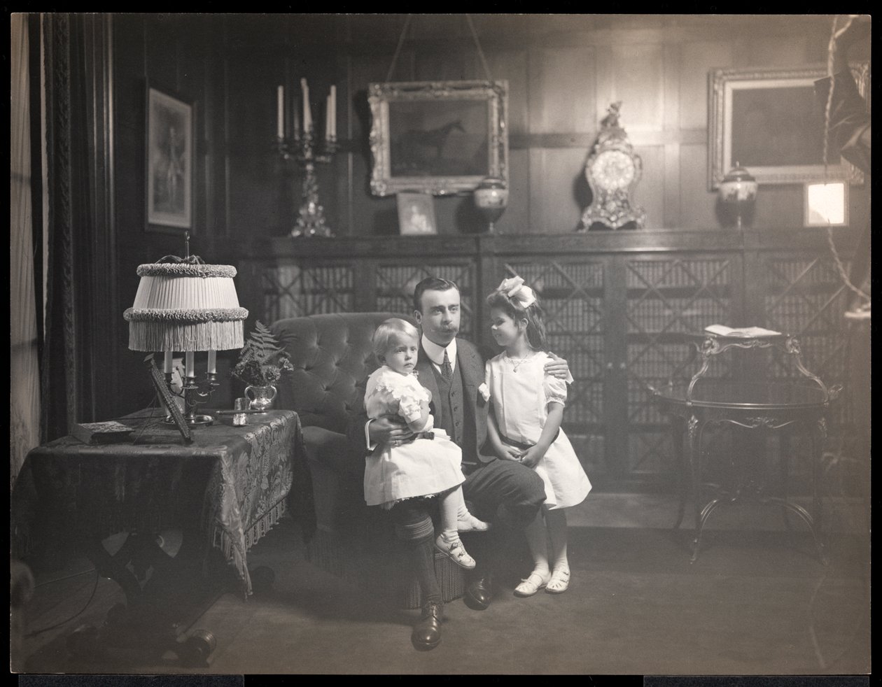 Clarence Mackay avec ses enfants dans la bibliothèque de Harbor Hill, à Roslyn, Long Island, c.1905 - Byron Company