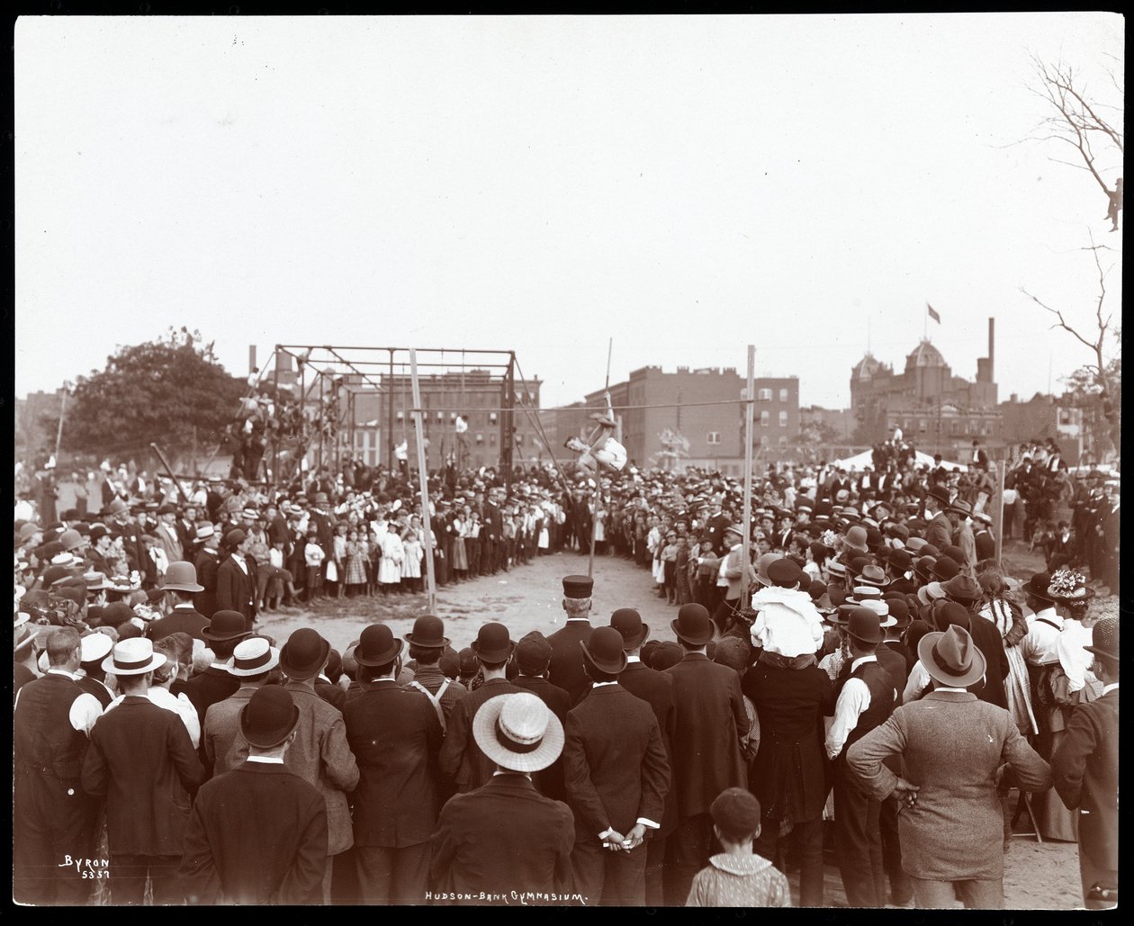 Foule regardant un sauteur à la perche au gymnase et terrain de jeu de Hudson Bank, 53e rue et 11e avenue, New York, 1898 - Byron Company