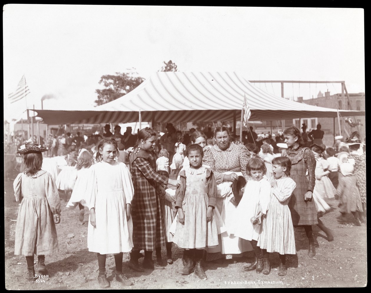 Groupe de filles et une femme au gymnase et terrain de jeu de Hudson Bank, 53e rue et 11e avenue, New York - Byron Company