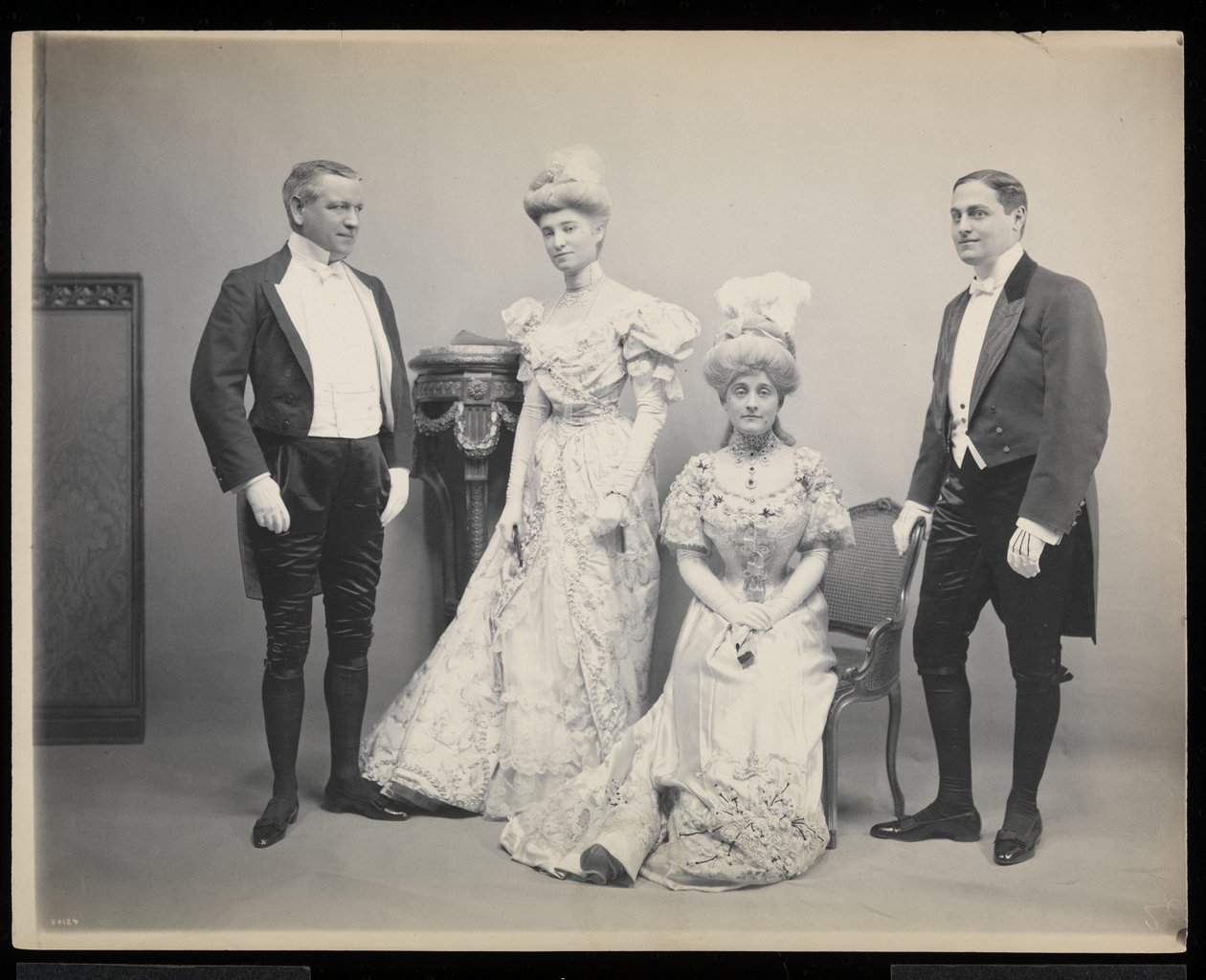 Portrait de groupe de Sydney Dillon Ripley avec trois autres au bal James Hazen Hyde, New York, 31 janvier 1905 - Byron Company