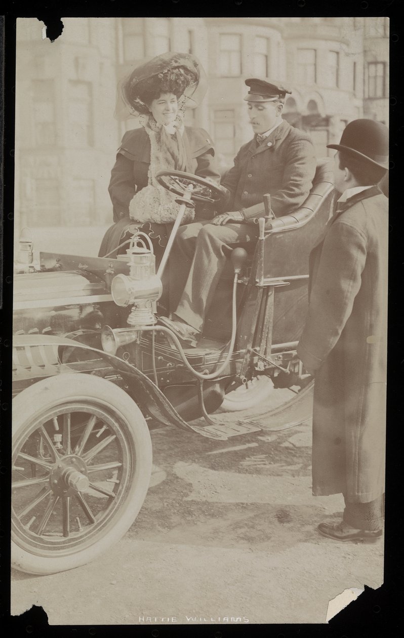 Hattie Williams assise avec le conducteur dans l