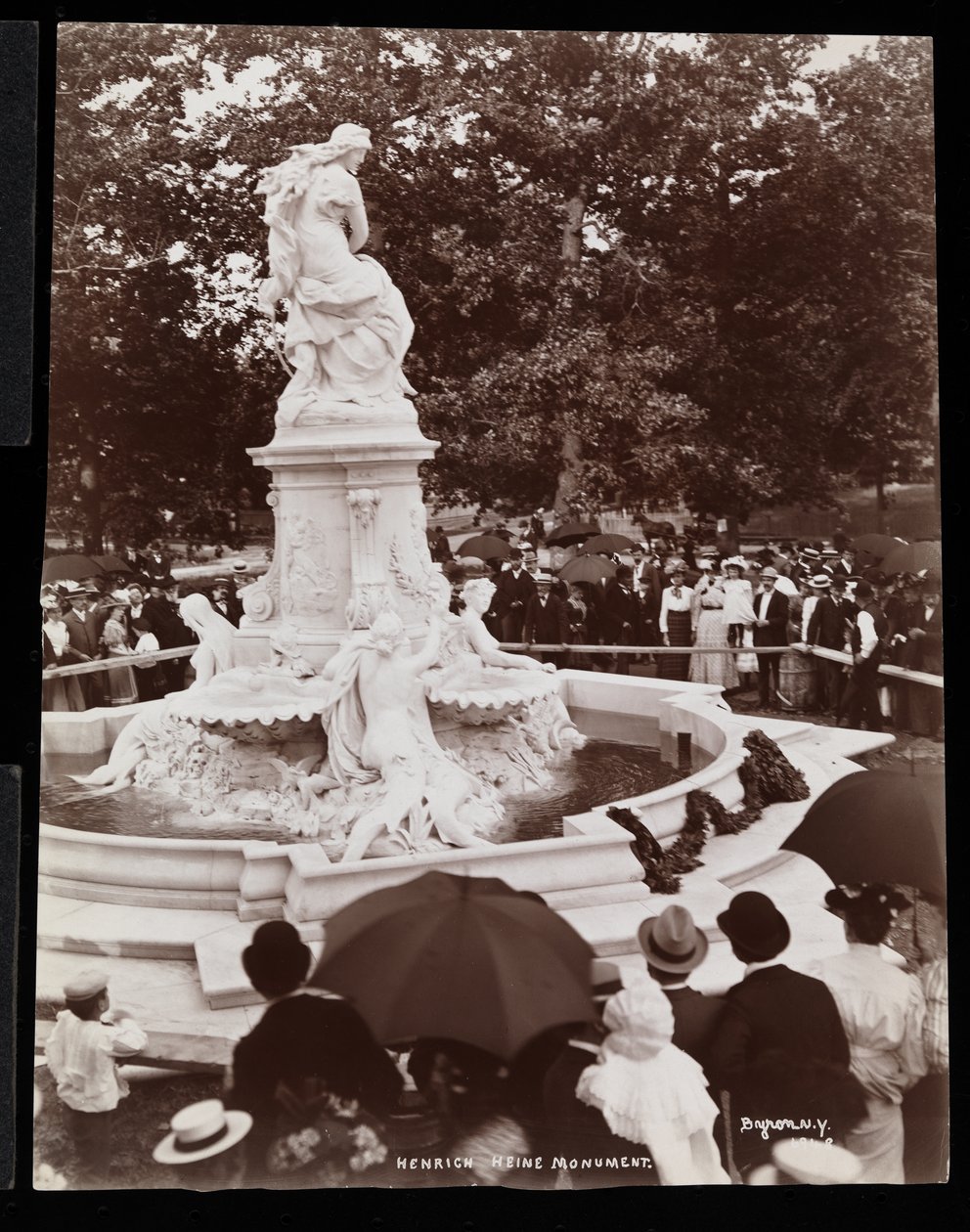 Monument Heinrich Heine (Fontaine Lorelei) et la foule présente à l
