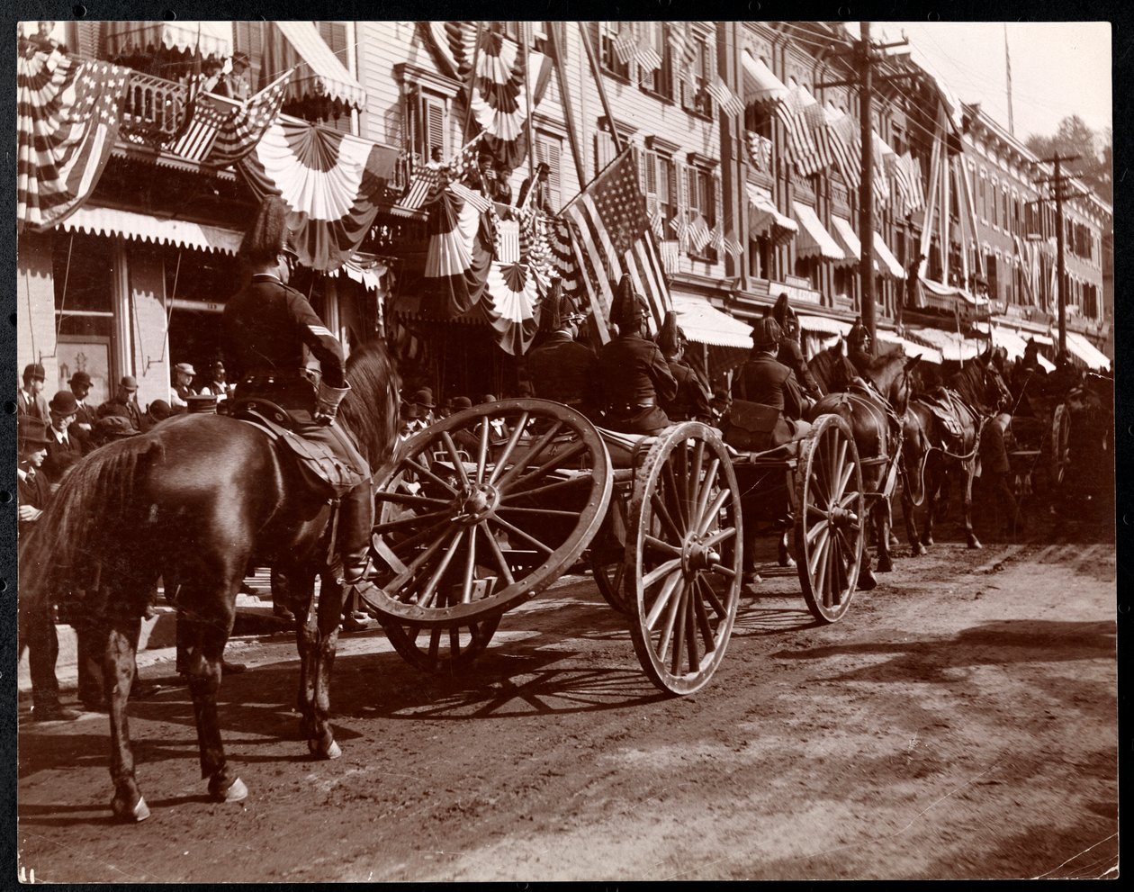 Artillerie tirée par des chevaux en parade à Dobbs Ferry, New York, 1898 - Byron Company