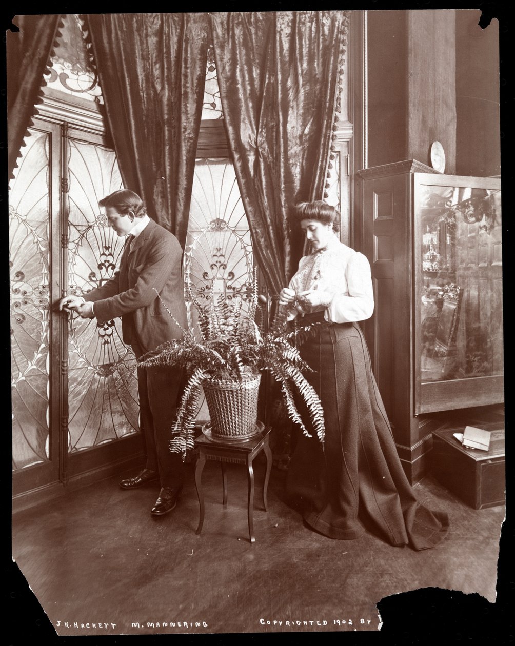 James K. Hackett et sa femme (Mary Mannering) à la maison, c.1902 - Byron Company