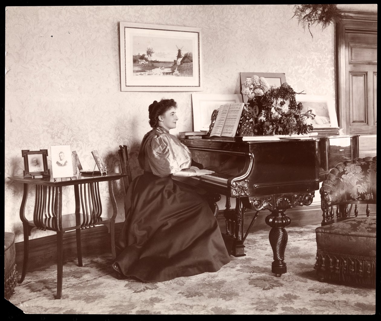 Madame Frances Saville chez elle, 1895 - Byron Company