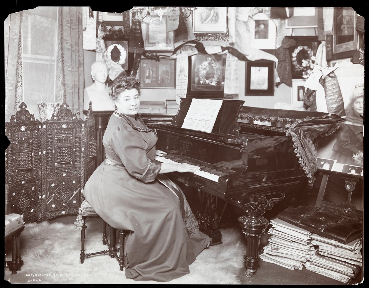 Madame Schumann Heink assise au piano, 1906 - Byron Company