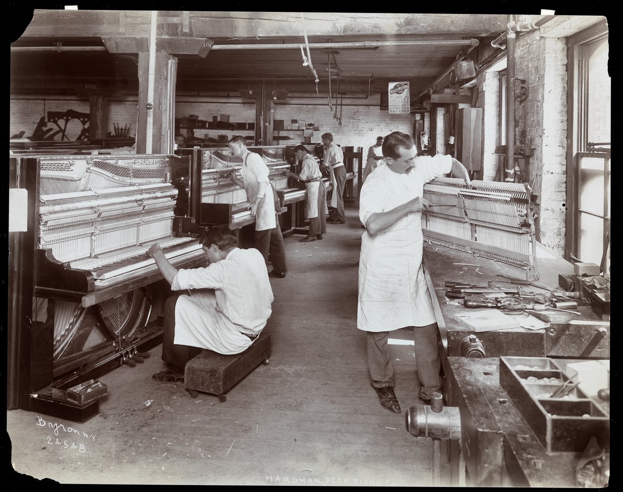 Hommes travaillant dans l
