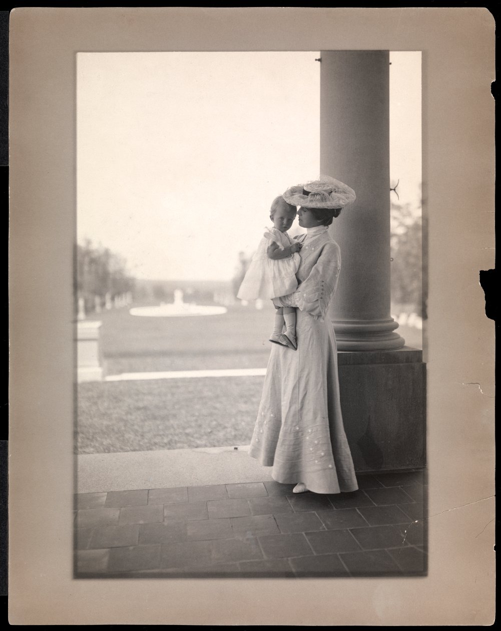 Mme Clarence Mackay et son enfant dans le portique de Harbor Hill, Long Island 1898-1910 - Byron Company