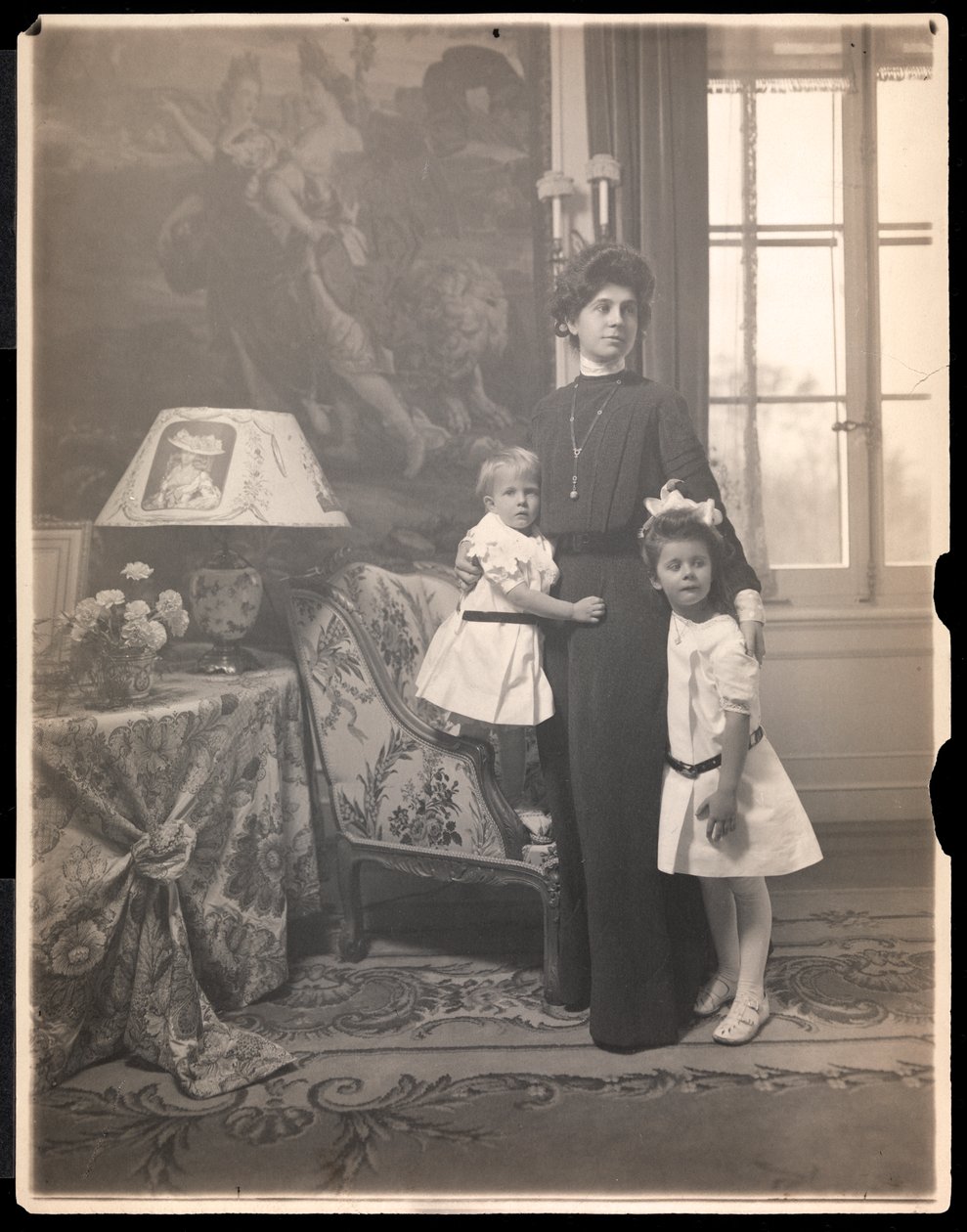 Mme Clarence Mackay avec ses enfants à Harbor Hill, Long Island, vers 1905 - Byron Company