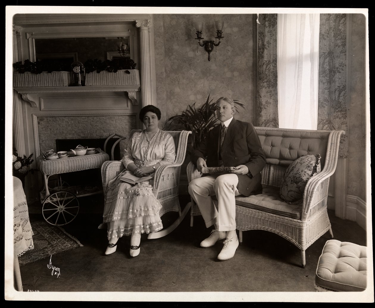 Portrait de M. et Mme Howard assis dans un salon de leur maison au 200 5th Avenue, New York, 1916 - Byron Company