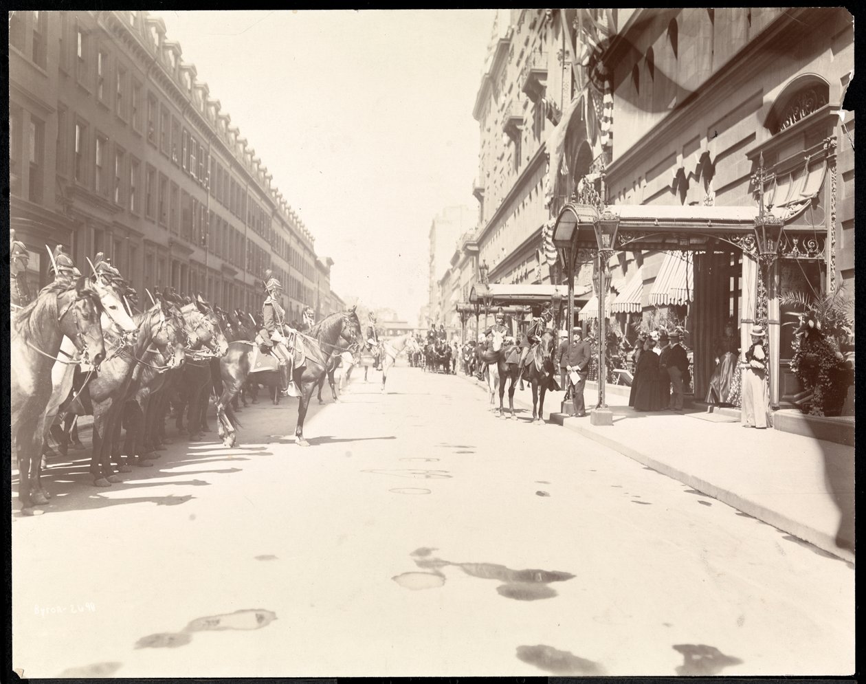 Le personnel du gouverneur attendant l