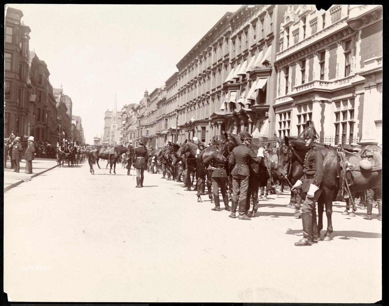 Le personnel du gouverneur attendant l