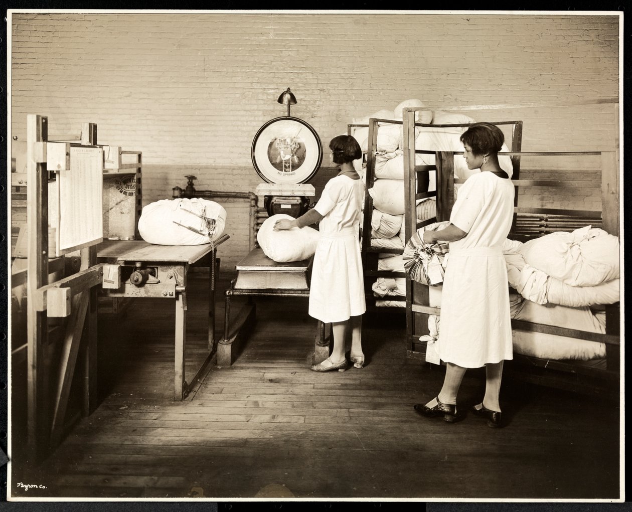 Deux femmes afro-américaines pesant des sacs de linge à la blanchisserie Carolyn, East Harlem, New York, 1928 - Byron Company
