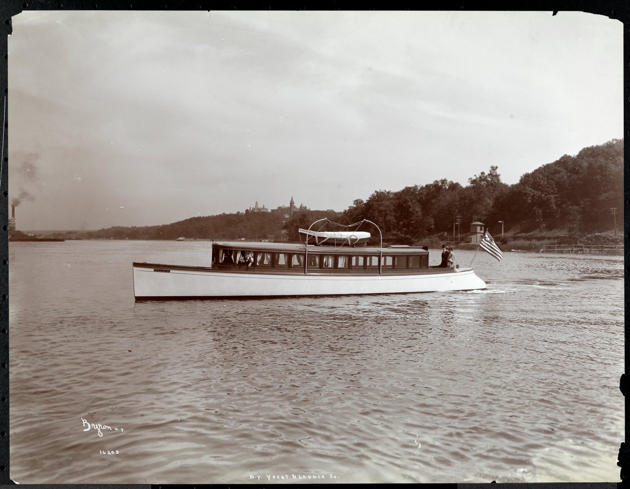 Vue du yacht Delicia du New York Yacht, Launch et Engine Co. sur la rivière Hudson près de Morris Heights, New York, 1903 - Byron Company