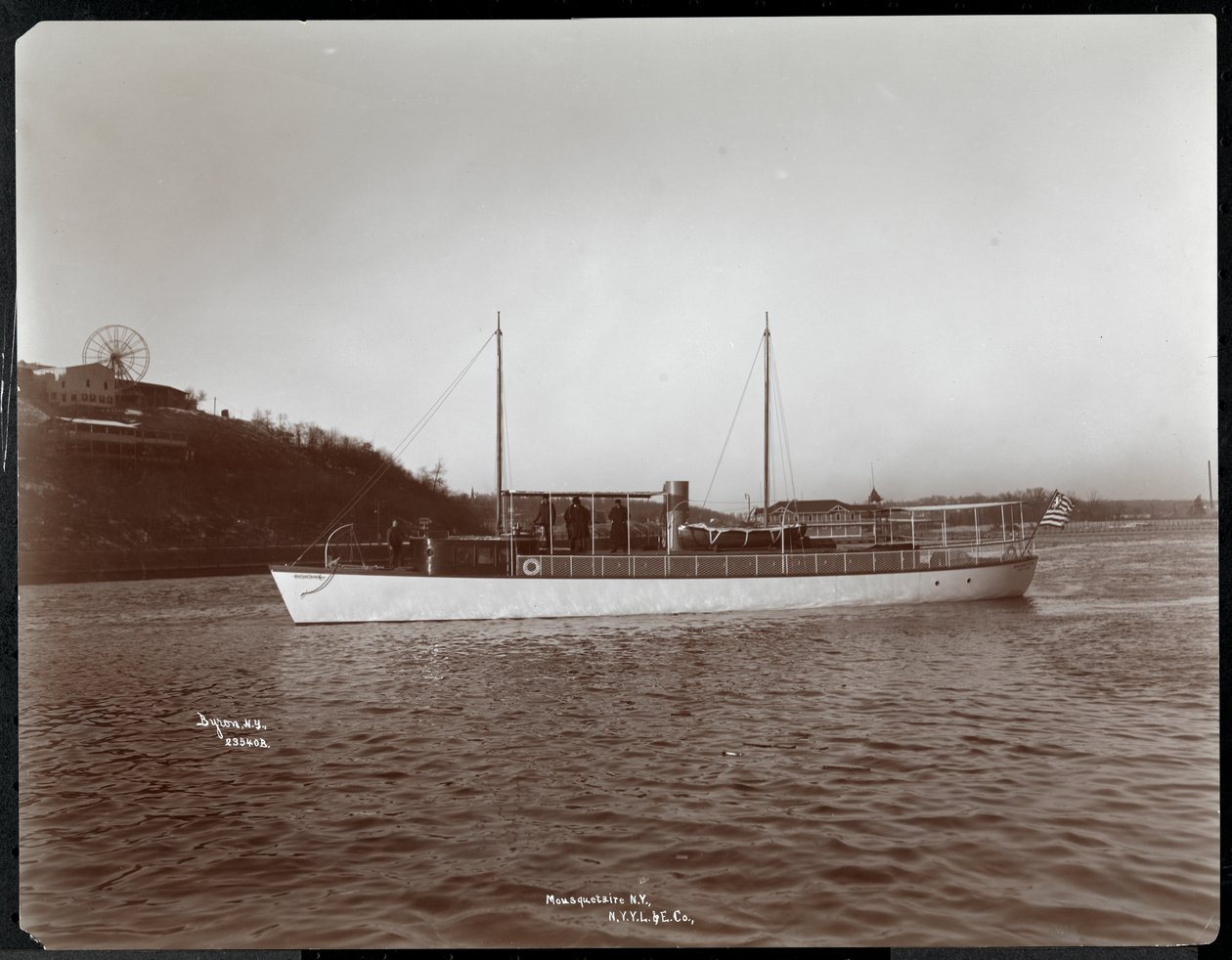 Vue du yacht Mousquetaire de la New York Yacht, Launch und Engine Co. sur la rivière Harlem, New York, 1905 - Byron Company