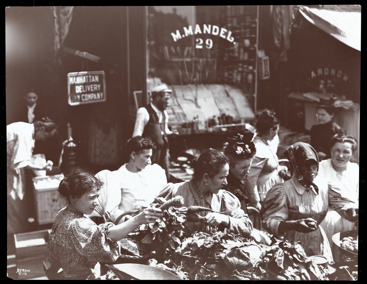 Vue de femmes achetant des légumes à un colporteur sur Hester Street, New York, 1898 (tirage à la gélatine argentique) - Byron Company