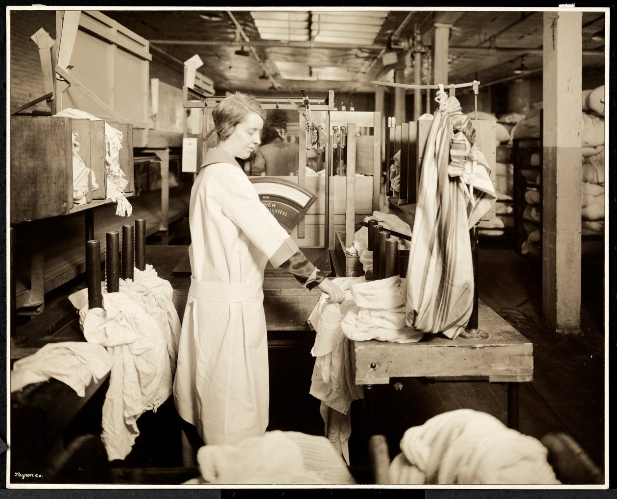 Femmes étiquetant des sacs de linge à la Carolyn Laundry, 111 East 128th Street, East Harlem, New York, 1928 - Byron Company