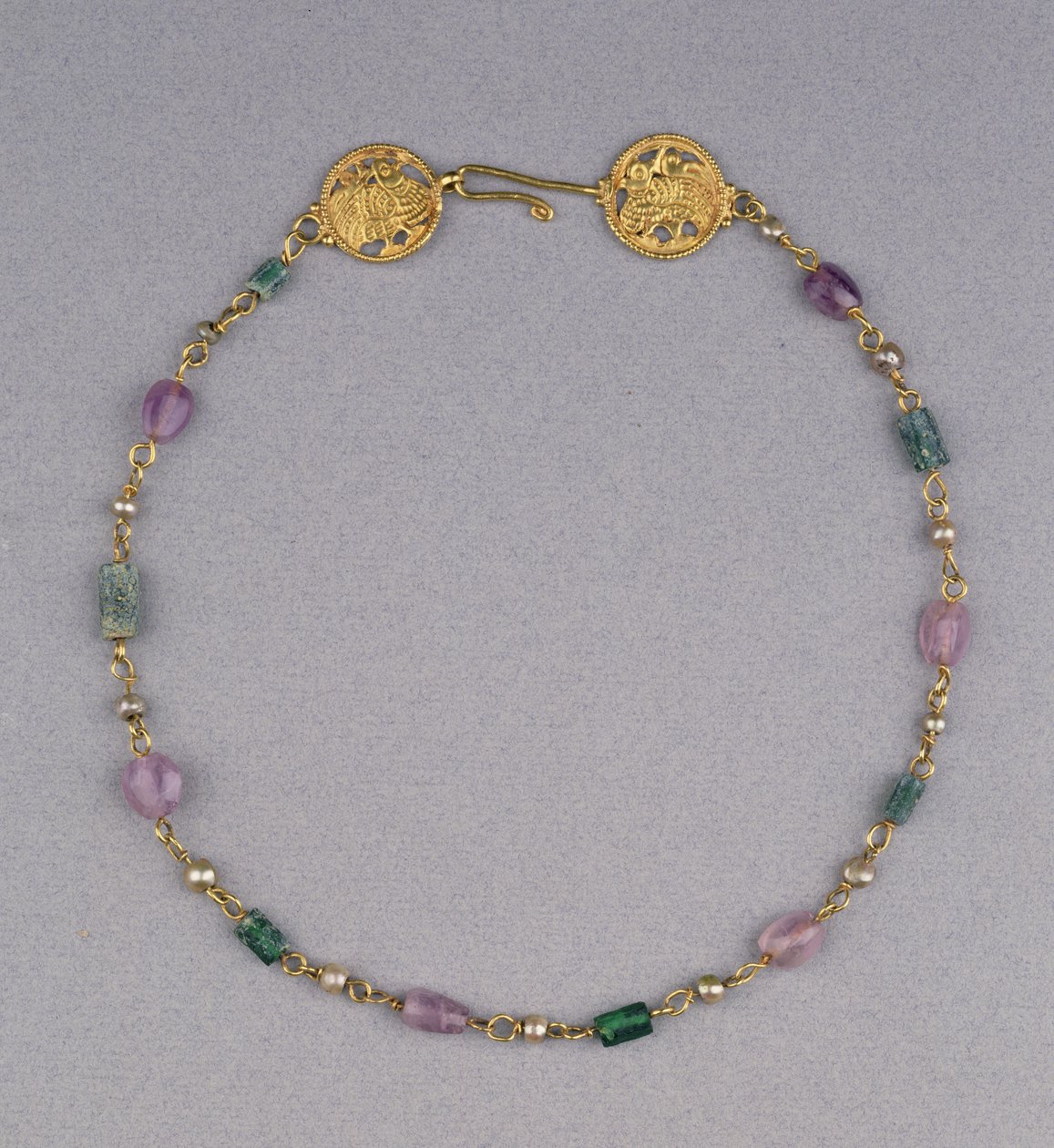 Collier en or avec perles, améthyste et perles de verre vert avec deux rondelles ajourées en or, c.400-550 - Byzantine