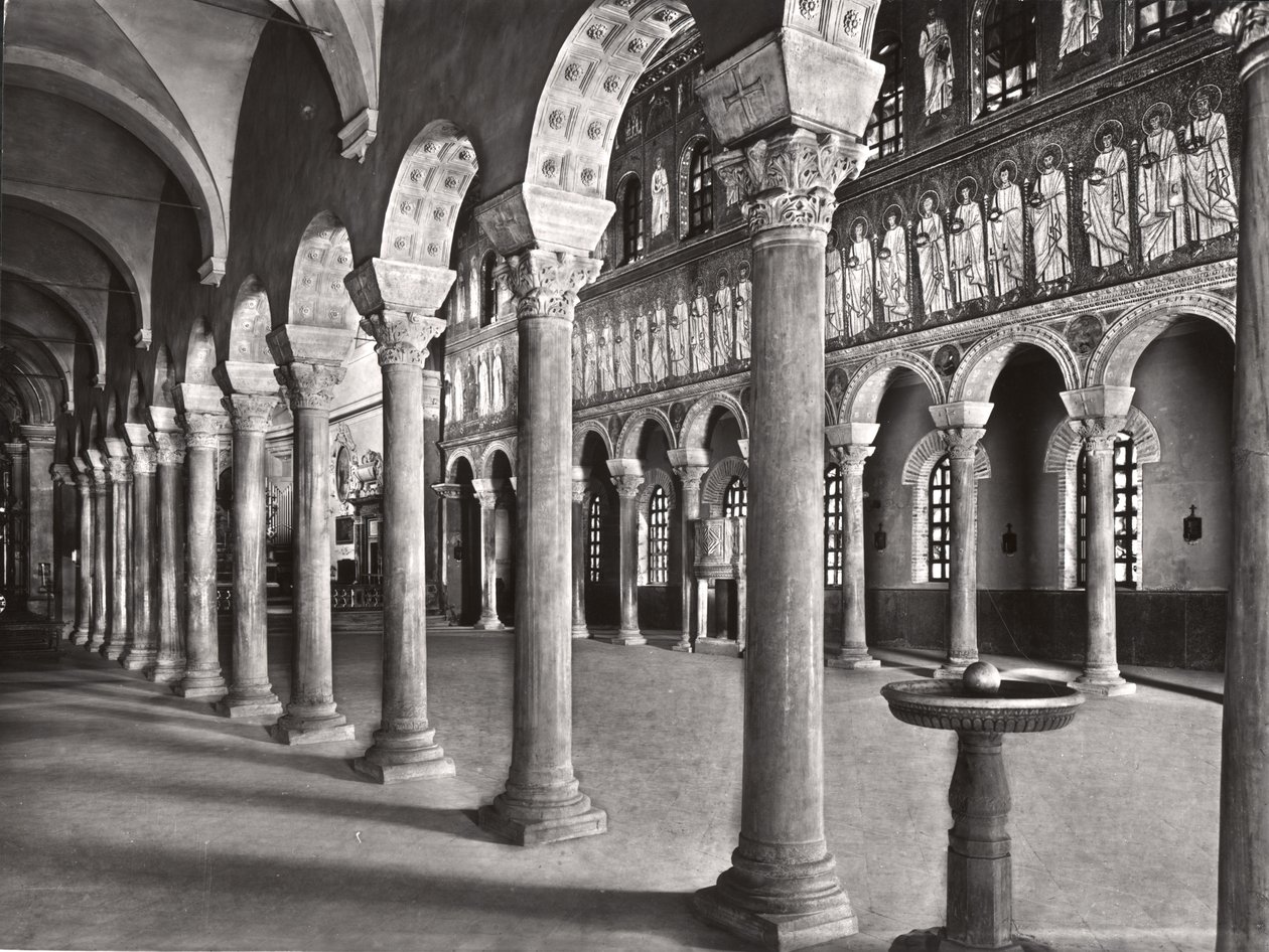 Vue intérieure de la nef avec des mosaïques représentant la procession des martyrs - Byzantine School