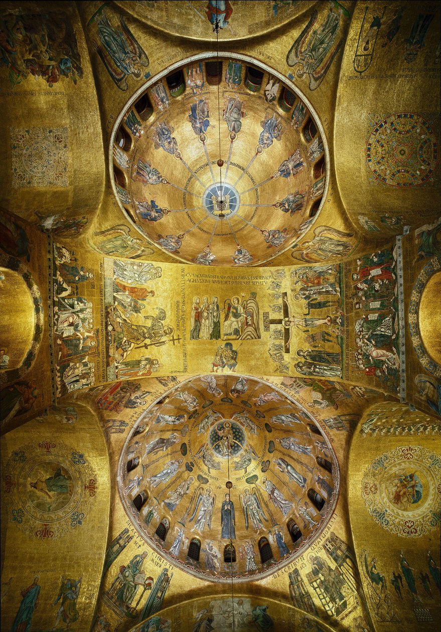 Architecture byzantine : vue des dômes avec mosaïques sur fond doré (style roman et byzantin) illustrant la Pentecôte (1250-1300) et l