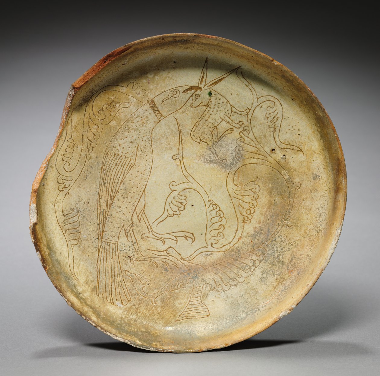 Assiette profonde avec faucon, lapin et feuillage, 1100s - Byzantine